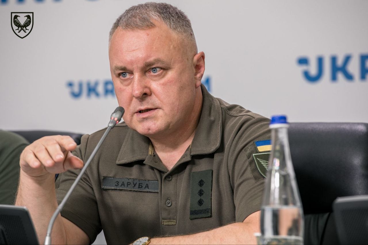 Наш військовий на бріфингу