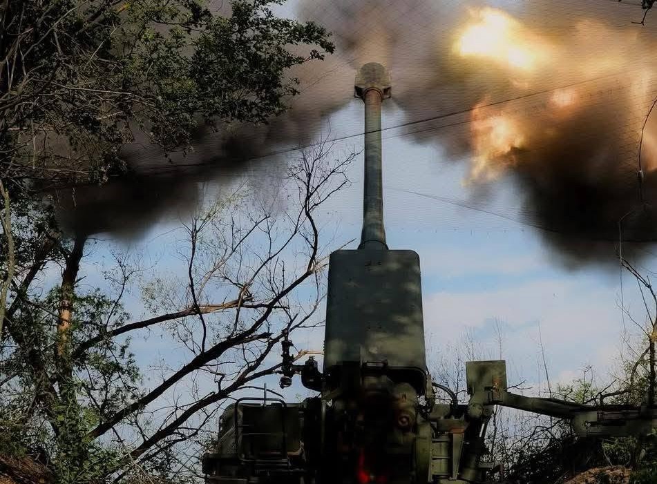 Гармата стріляє