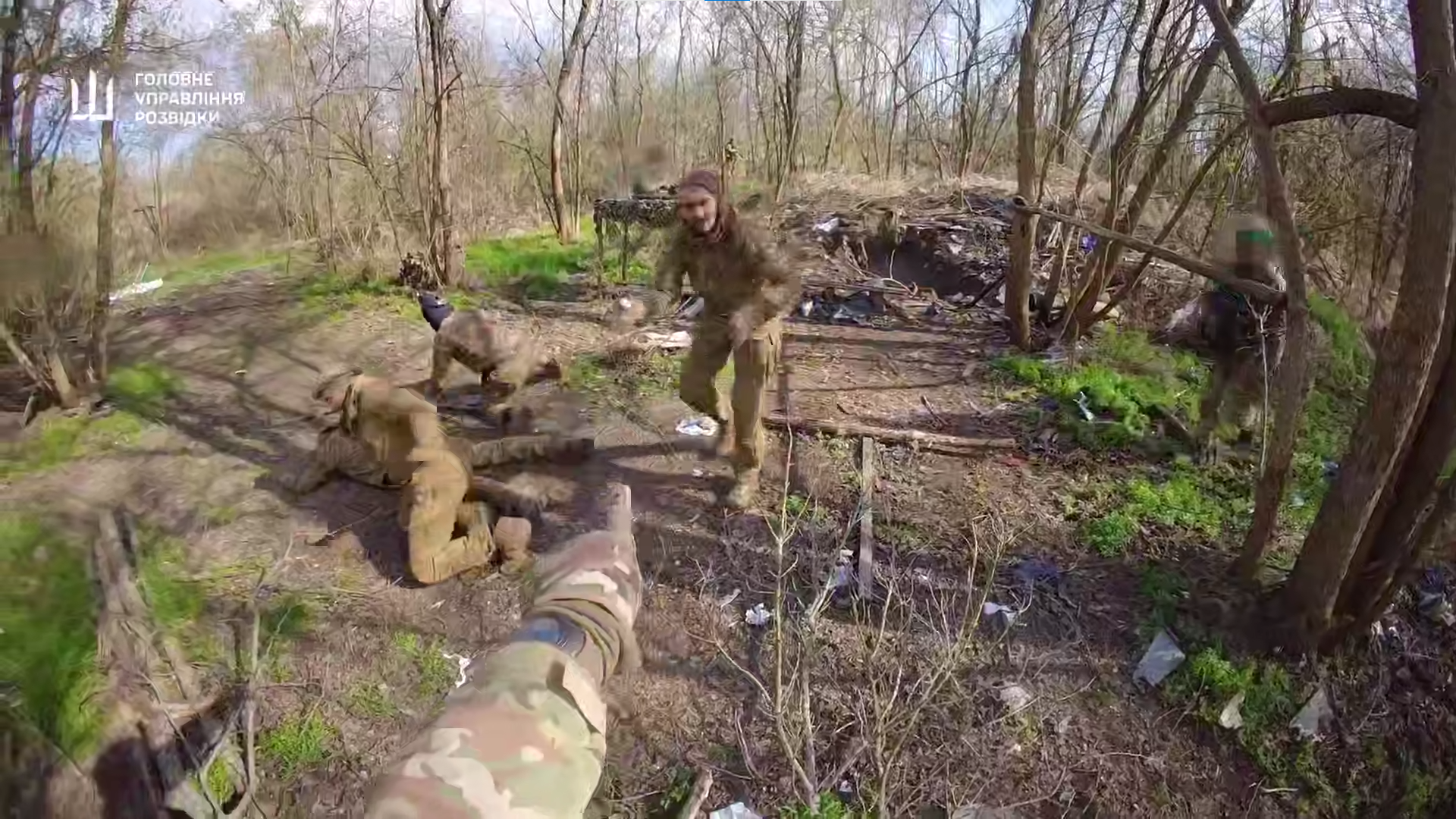 Ворожі полонені лягають на землю