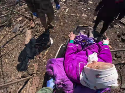 «Це ж треба — ще й цю війну побачити»: бійці «Азову» евакуювали 100-річну бабусю після удару КАБ