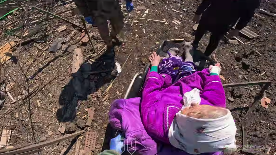 «Це ж треба — ще й цю війну побачити»: бійці «Азову» евакуювали 100-річну бабусю після удару КАБ  