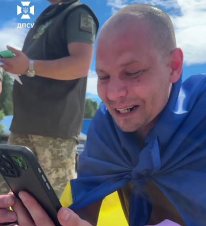 «Я тебе не впізнав»: звільнений з полону прикордонник уперше за довгий час побачив сина 