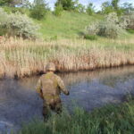 Військовослужбовеці інженерно-саперного взводу облаштовують оборонні загородження, стелять ягозу у водоймі