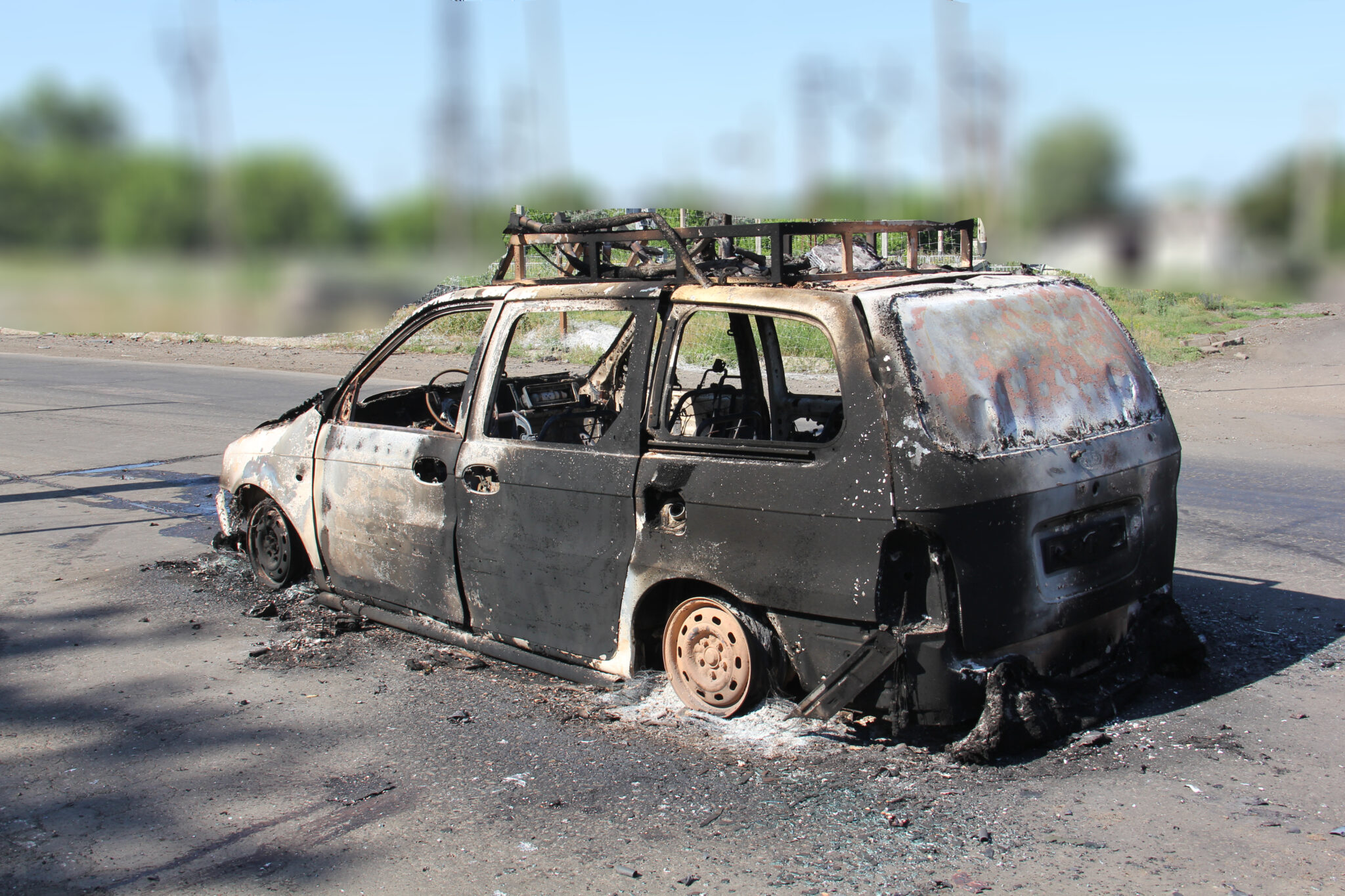 Згорівший автомобіль на дорозі