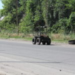 НРК їде на велосипеді по дорозі, вкритій протидроновою сіткою