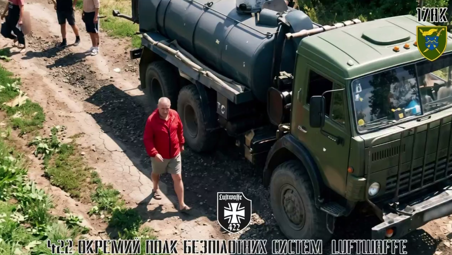Окупанти у цивільному одязі біля бензовозу