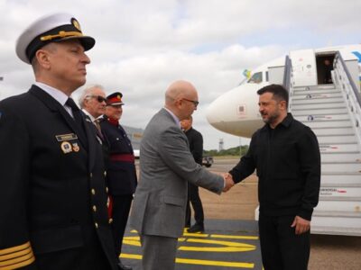 Володимир Зеленський прибув до Британії, де відбудеться зустріч у форматі E3 плюс Україна