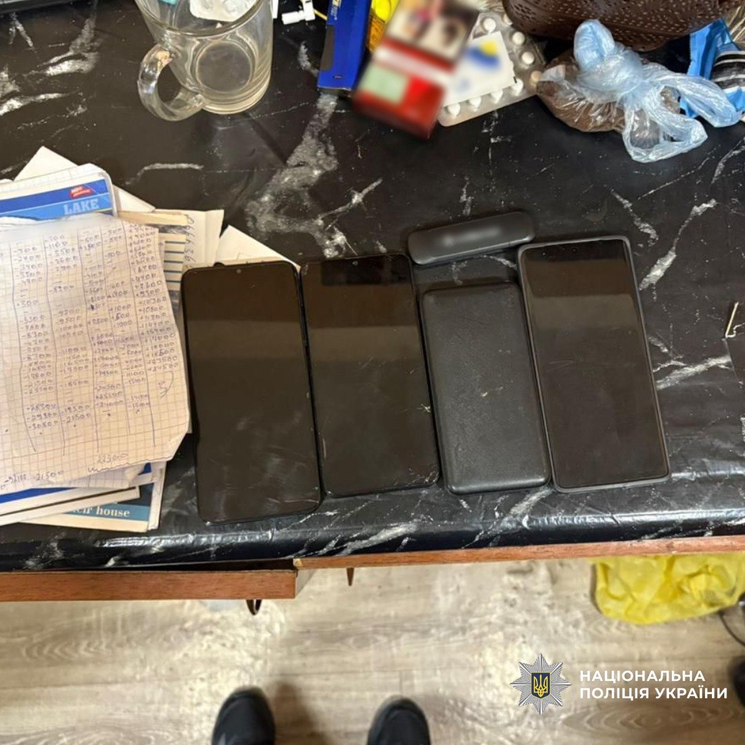 Один з тюрми, другий з волі: затримали шахраїв, які викрали майже 2 мільйони гривень «похоронних»