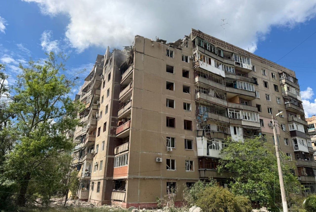Частково зруйнована багатоповерхівка