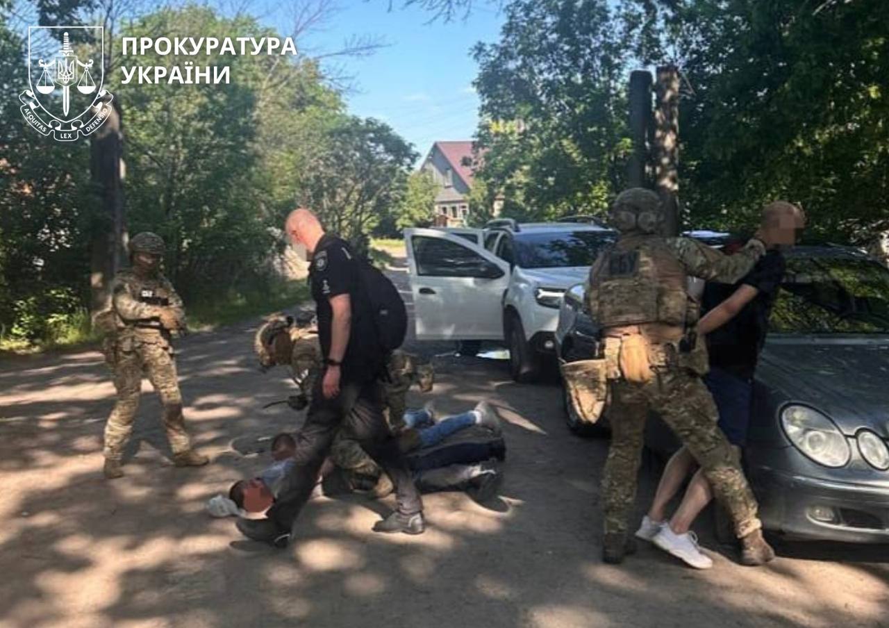 Затримані лежать на землі