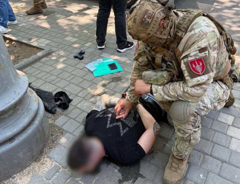 Затриманий лежить на бруківці