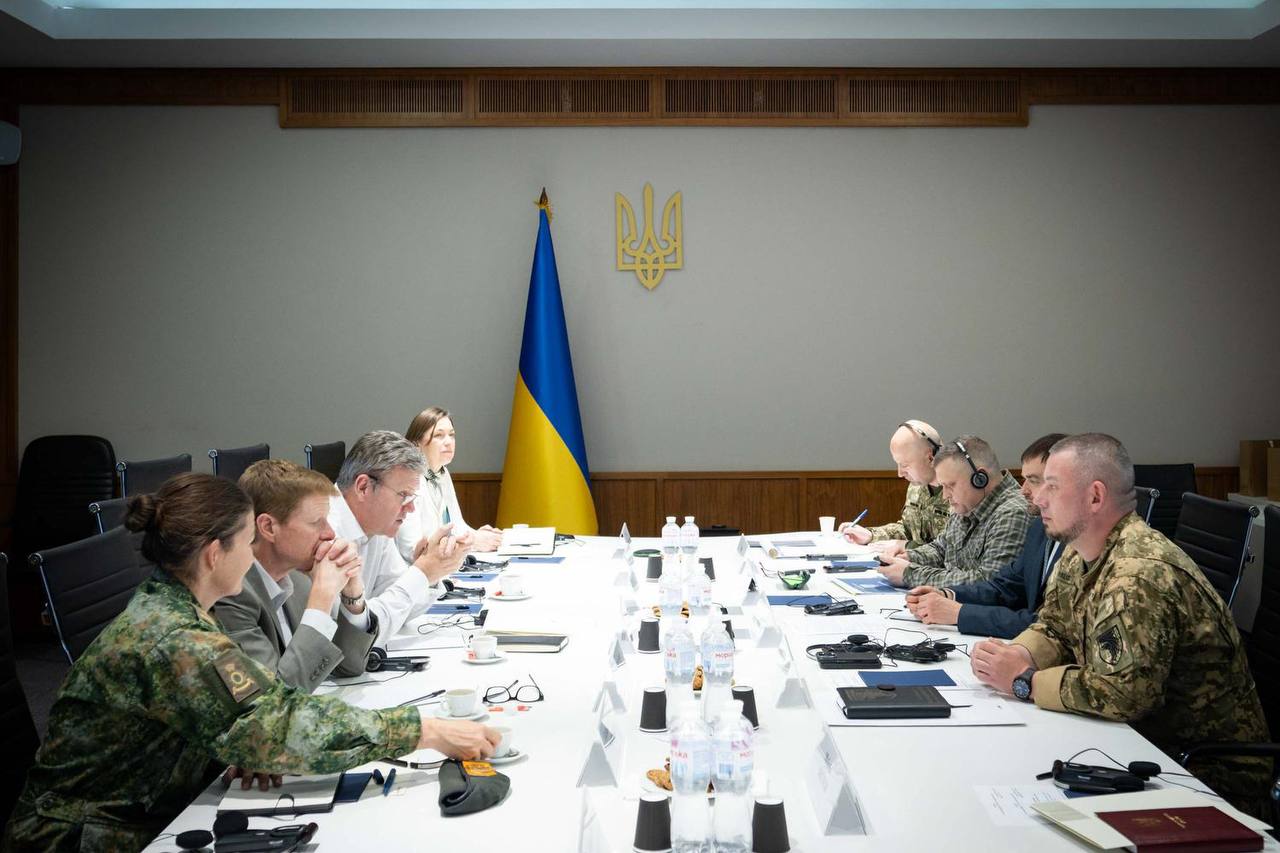 Люди сидять за столом переговорів