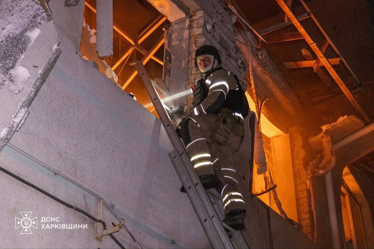 Рятувальник ліквідовує наслідки російських обстрілів Харківщини