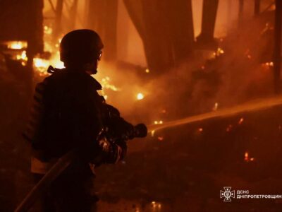 Дніпропетровщина зазнала ворожого обстрілу: виникли пожежі, постраждали двоє людей