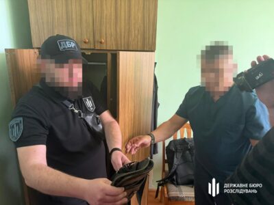Вимагав гроші та торгував висновками: на Рівненщині викрили рентгенолога