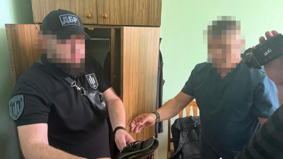 Вимагав гроші та торгував висновками: на Рівненщині викрили рентгенолога  