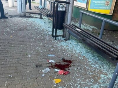 Ворог вдарив по зупинці в Одесі, одну з постраждалих госпіталізовано у важкому стані