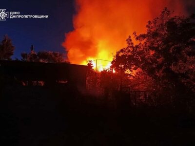 Пошкоджені багатоповерхівка і підрозділ ДСНС: у Павлограді 12 поранених після російської атаки