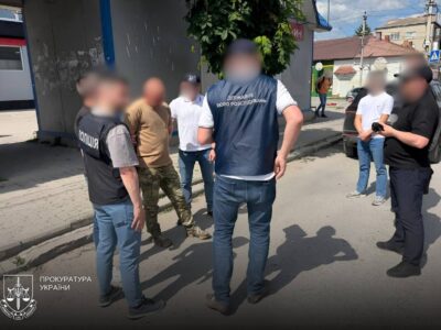 Брав гроші за зняття з обліку: на Тернопільщині затримано посадовця