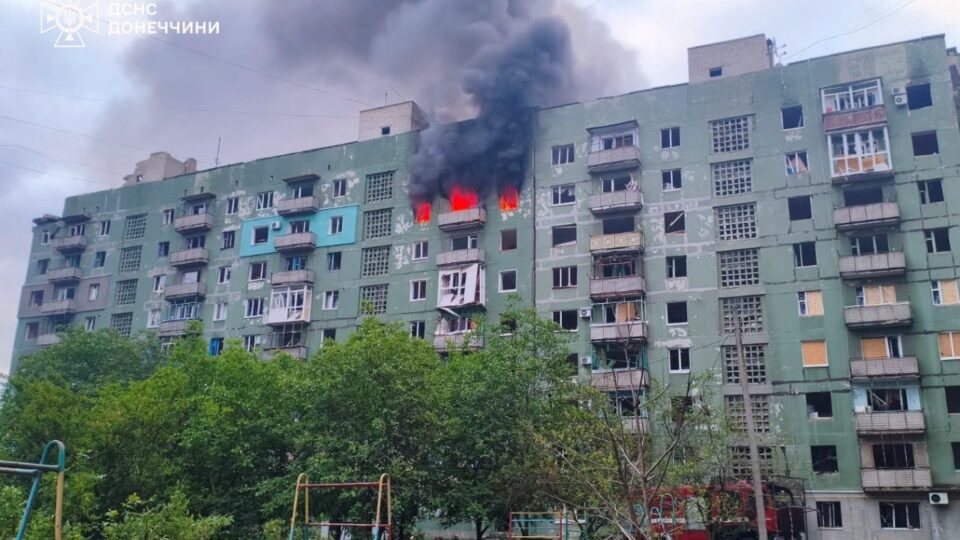 Дрон влучив у вантажівку в Слов’янську: на Донеччині за добу зафіксували понад 20 російських атак 