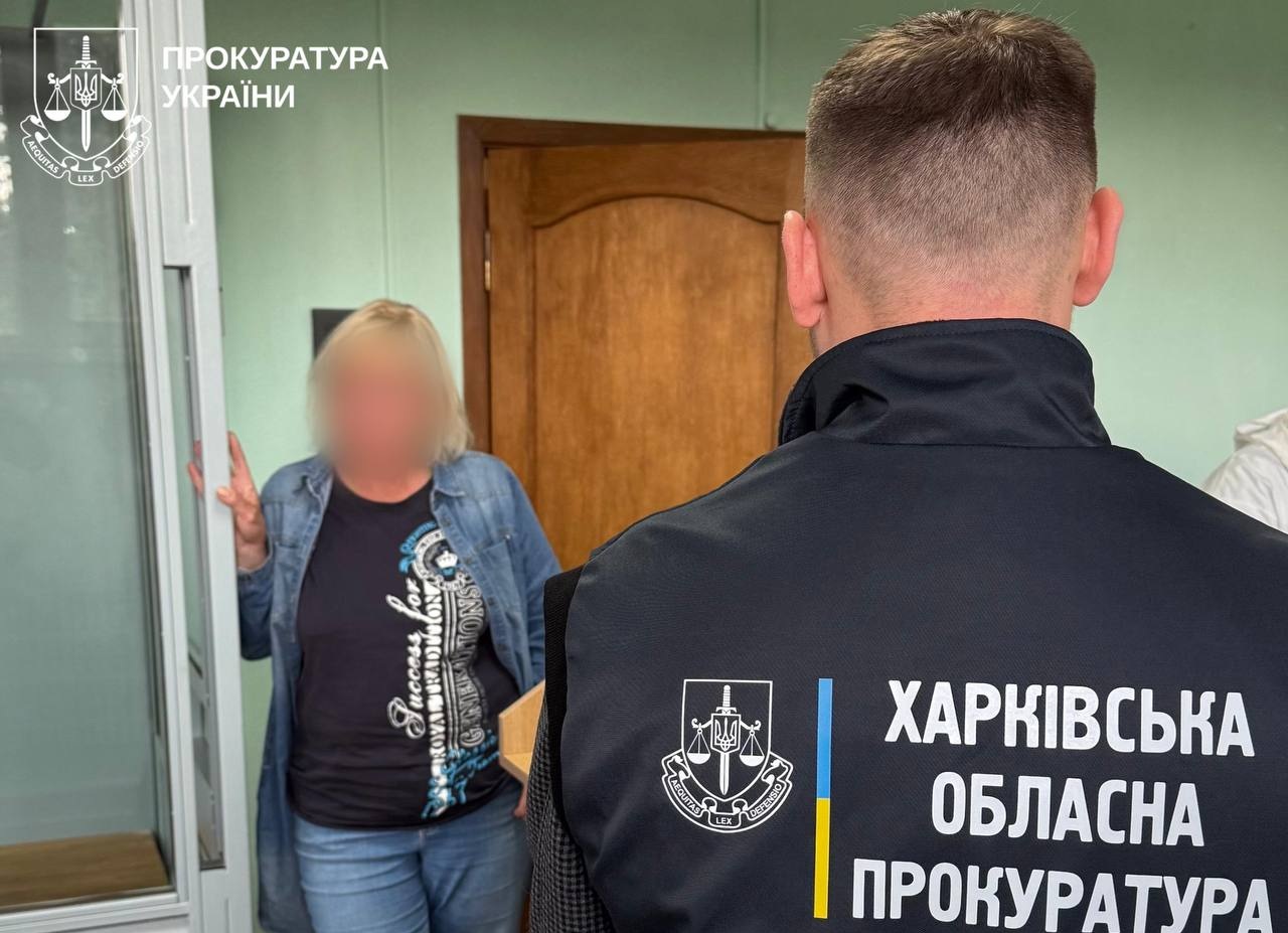 Затримана та правоохоронець