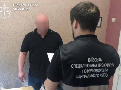 Виключав з обліку та допомагав незаконно виїхати: на Київщині викрито посадовця