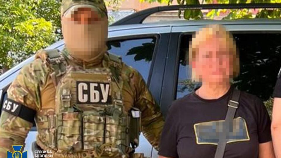 Агітувала за «референдум» під час окупації Херсона: правоохоронці затримали колаборантку 