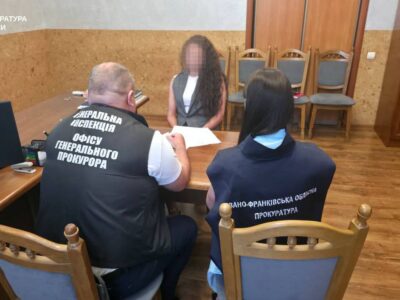 Влаштовувала з бронюванням за $1000: прокурорці з Івано-Франківщини повідомлено про підозру