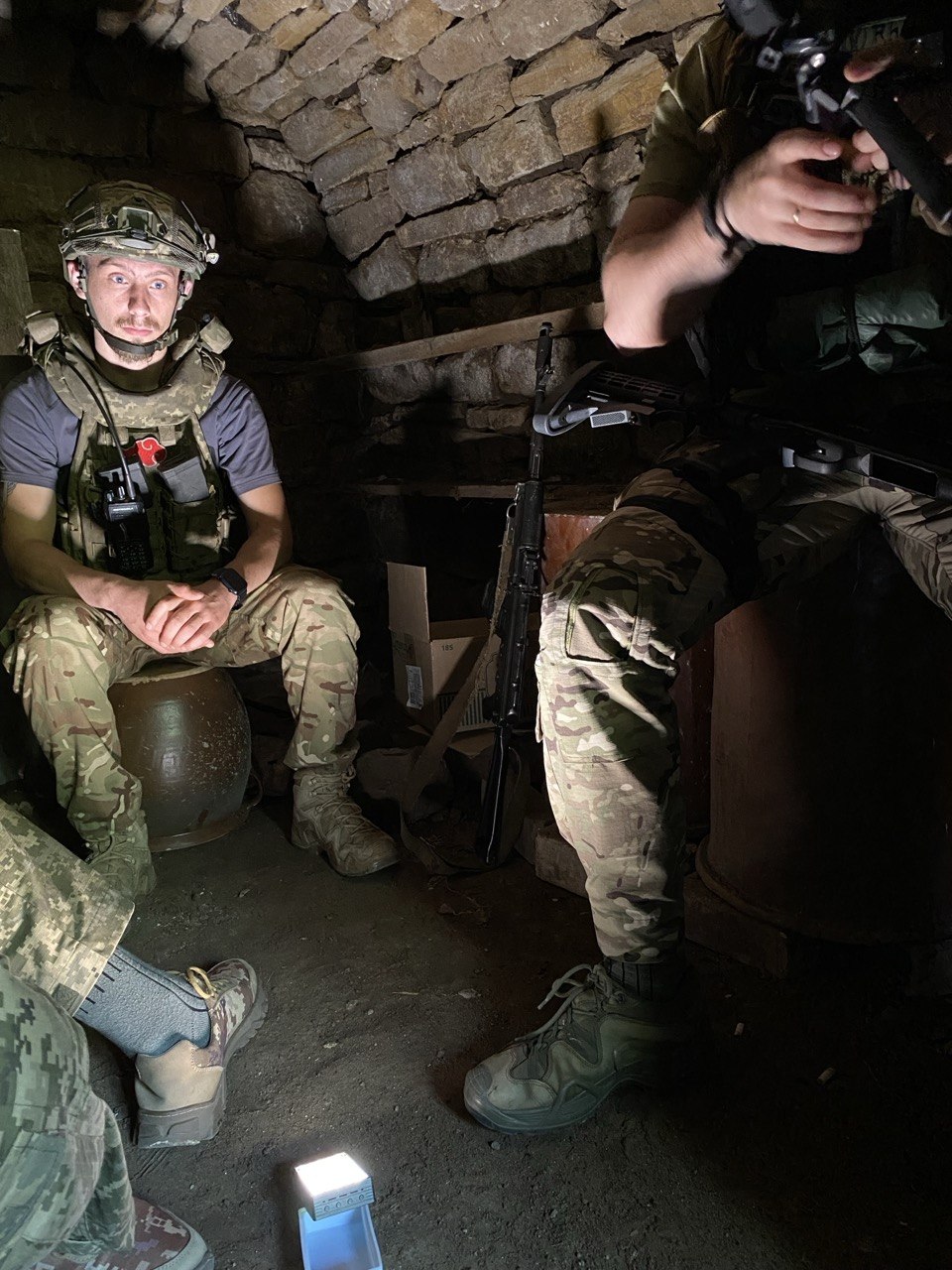 Військовослужбовці в укритті ховаються від КАБів