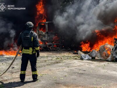 Авіаудар по Херсону: росіяни вдарили по комунальному підприємству, є поранені