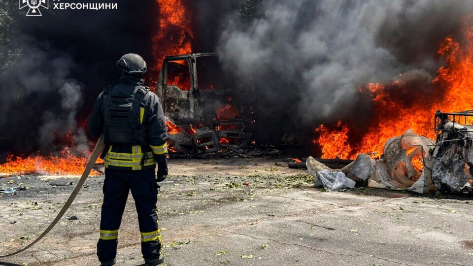Авіаудар по Херсону: росіяни вдарили по комунальному підприємству, є поранені 
