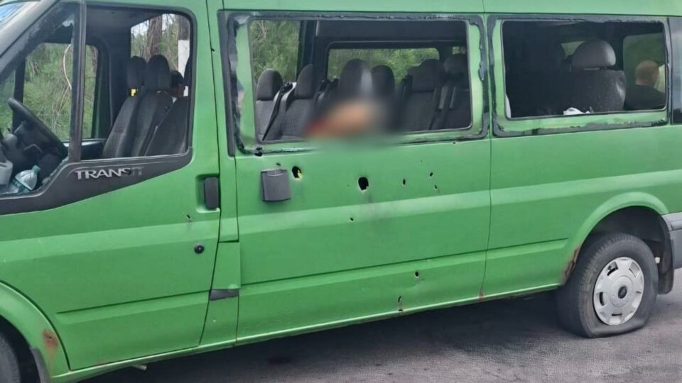 FPV-дрон атакував мікроавтобус у Нікополі: серед 12 поранених — двоє дітей 