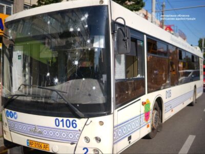 Дрон вибухнув біля автобуса: у Запоріжжі постраждали семеро людей, серед них двоє дітей