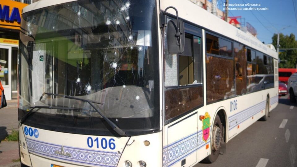 Дрон вибухнув біля автобуса: у Запоріжжі постраждали семеро людей, серед них двоє дітей 