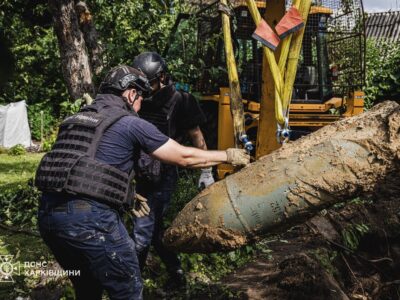 У Харкові сапери дістали з подвір’я нерозірвану російську авіабомбу