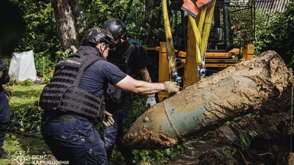 У Харкові сапери дістали з подвір’я нерозірвану російську авіабомбу 
