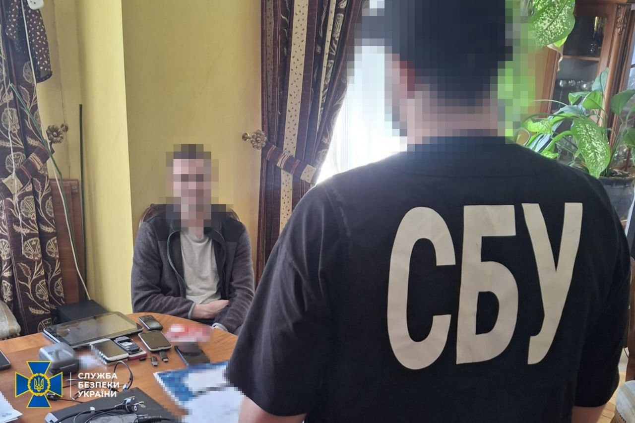 Затриманий сидить за столом