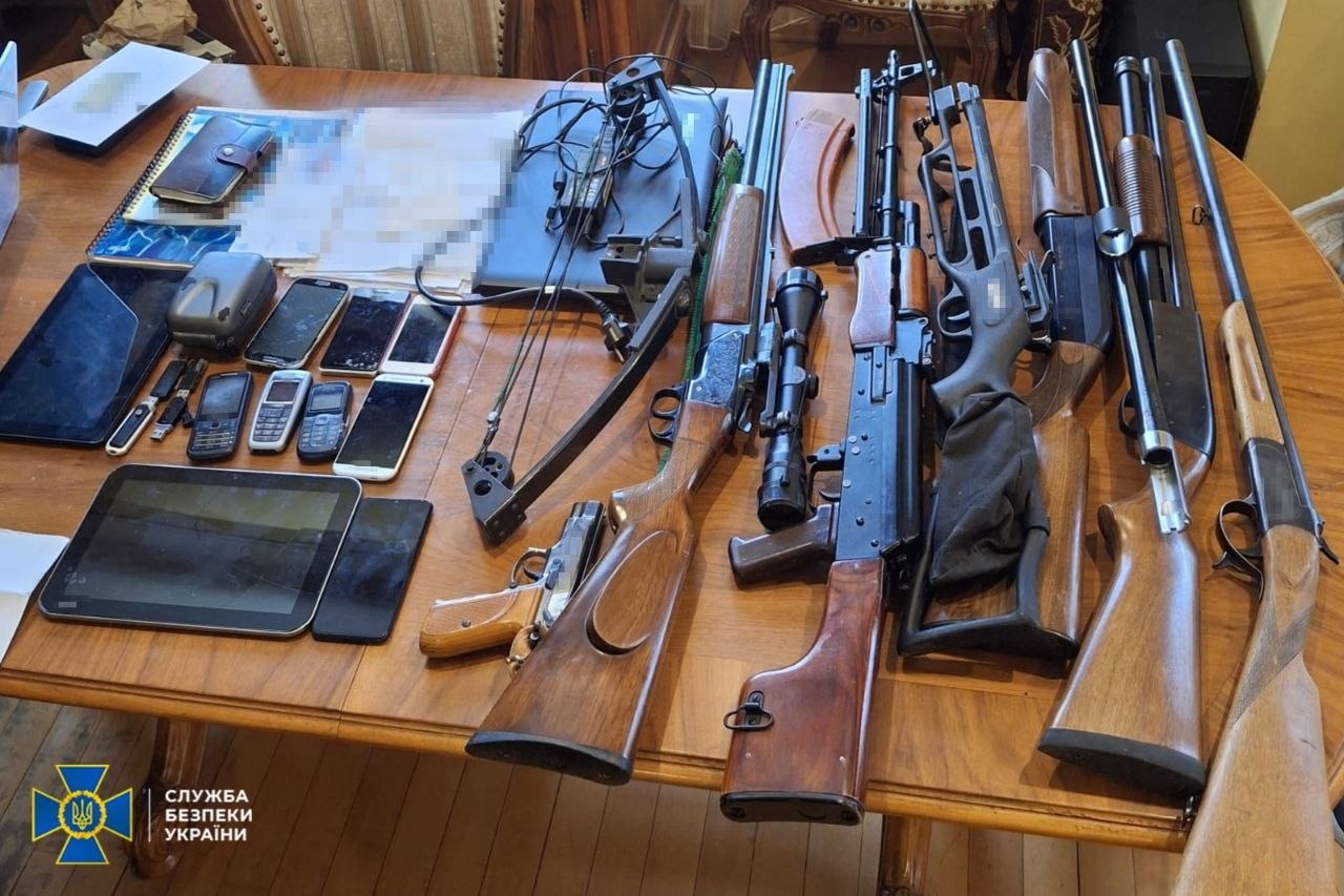 Багато зброї лежить на столі