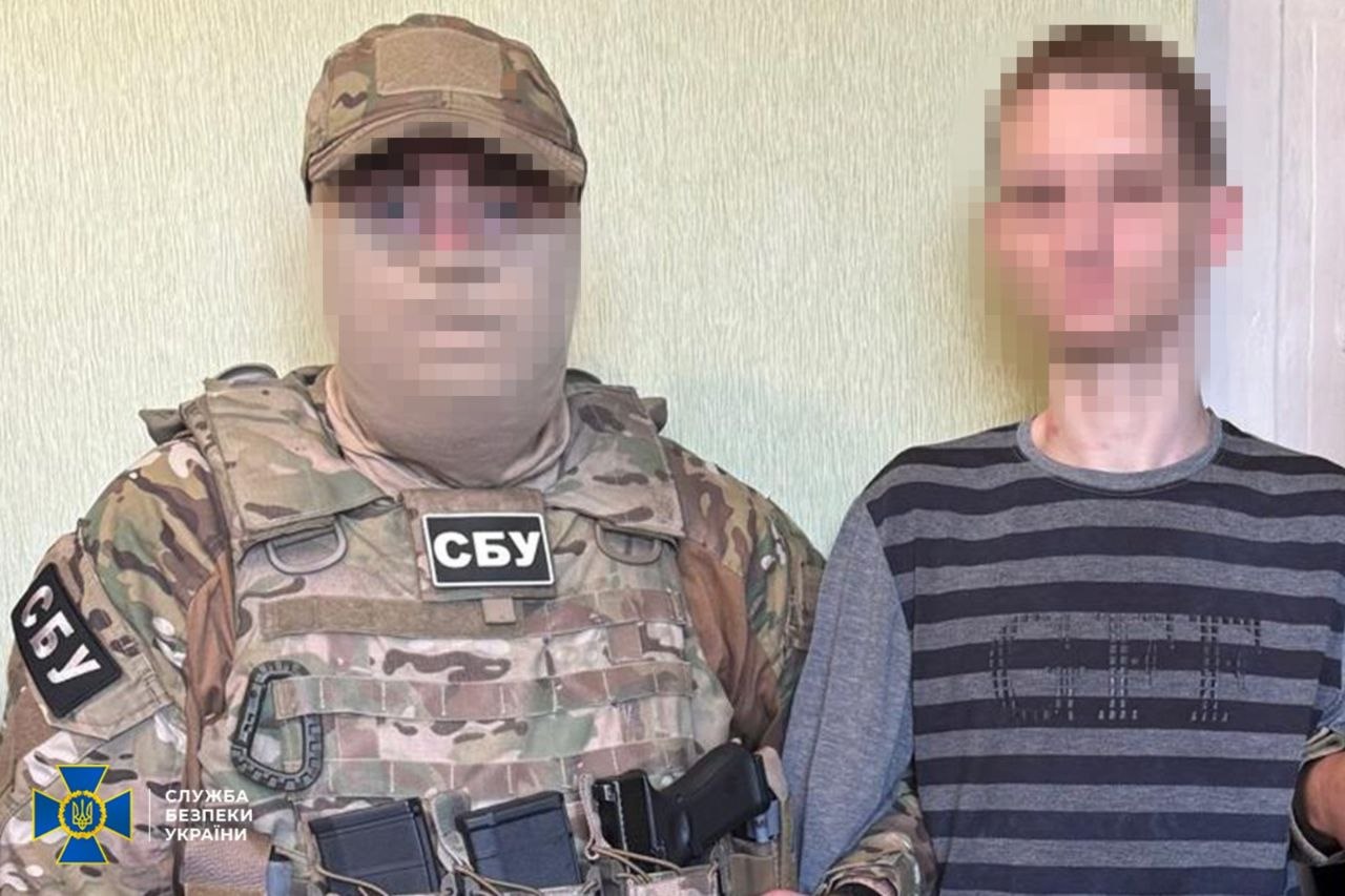 Затриманий праворуч