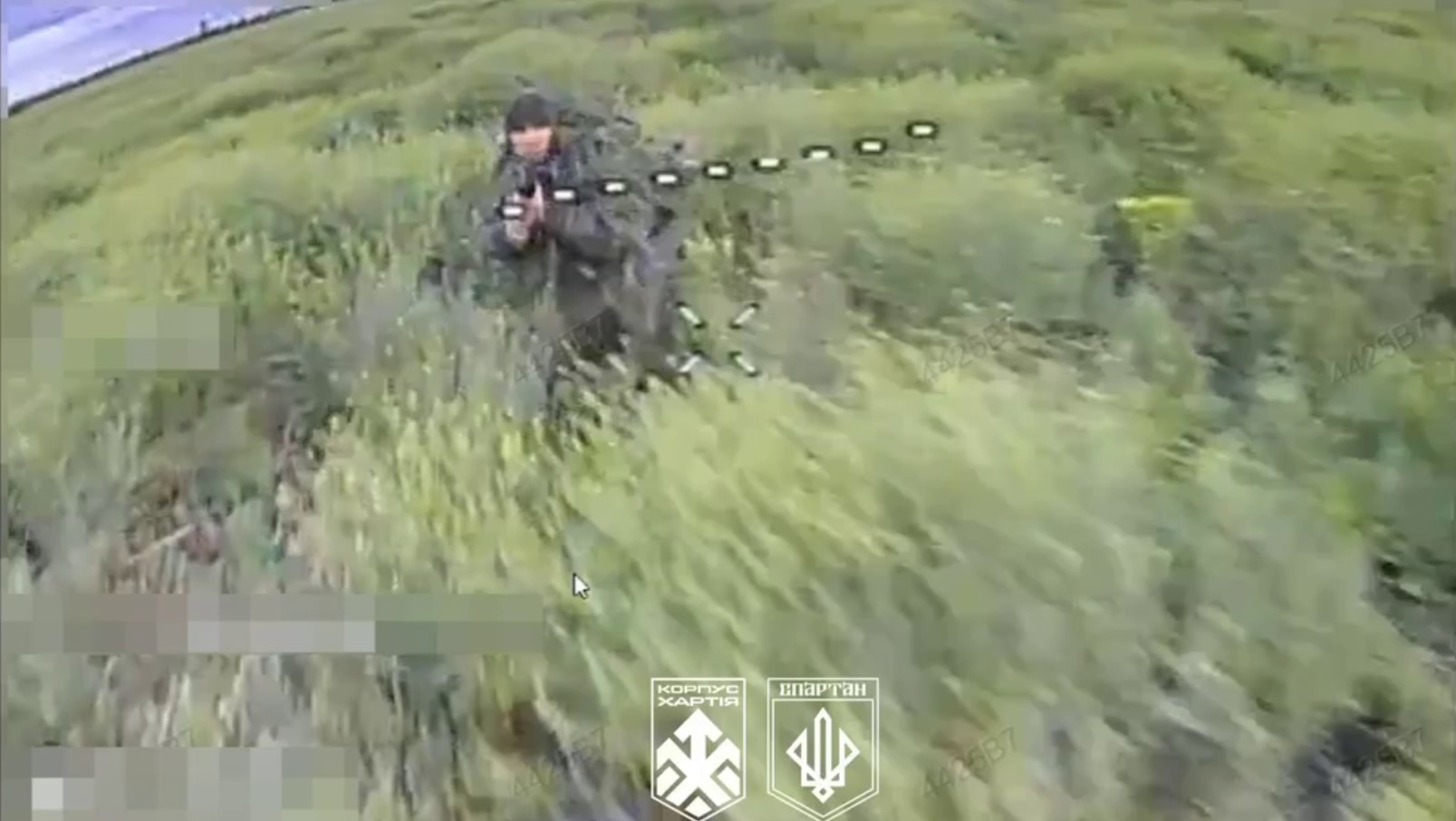 Окупант ховається у високій траві