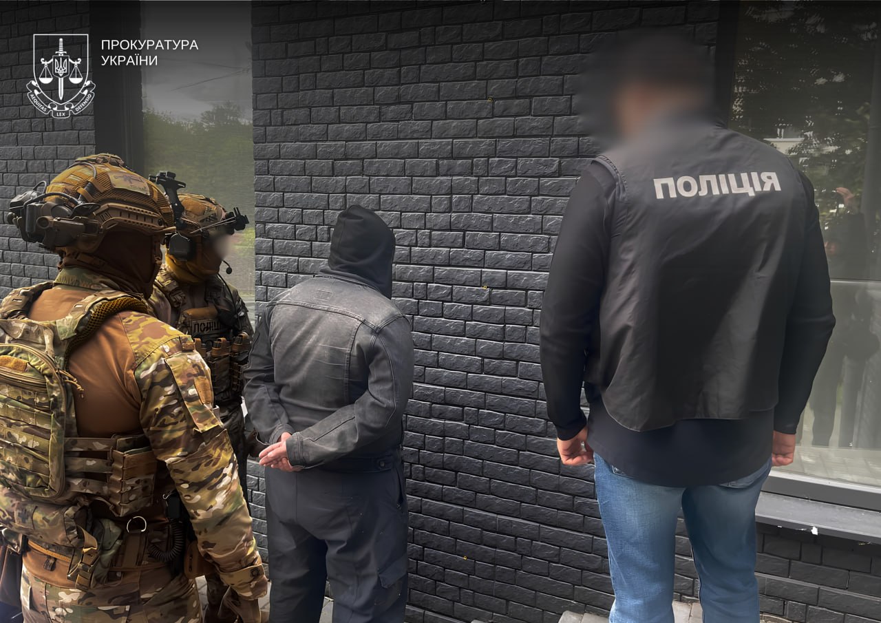 Затриманий стоїть обличчям до спини