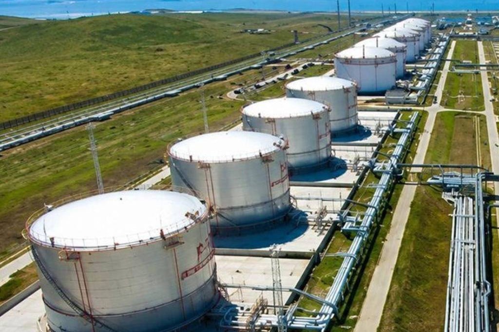 Великі цистерни для нафтопродуктів