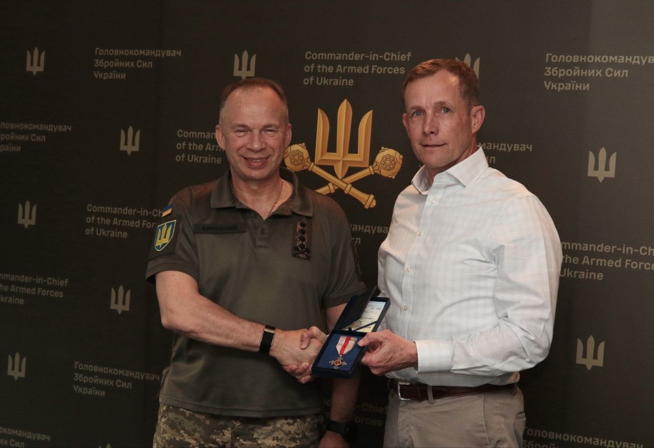 Кертіс Баззард (праворуч) тримає нагороду, яку отримав від Олександра Сирського
