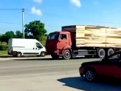 «Клоуни» — у Криму сміються над потугами окупантів замаскувати свої бензовози