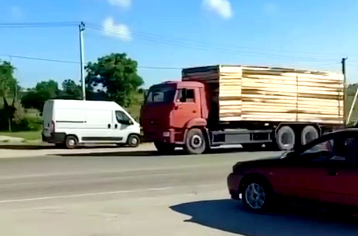 Вантажівка на трасі