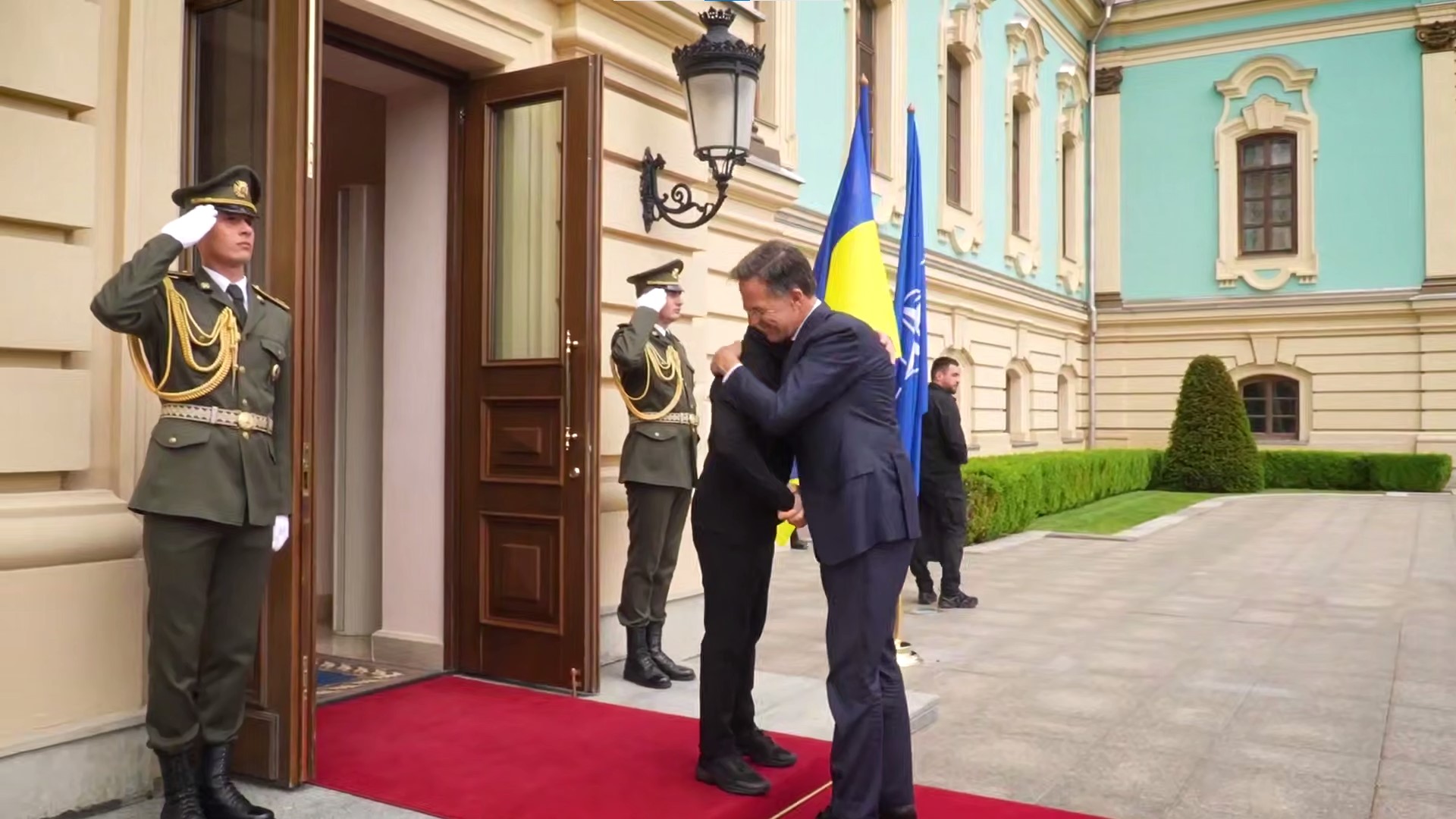 Теплі обійми Володимира Зеленського та Марка Рютте