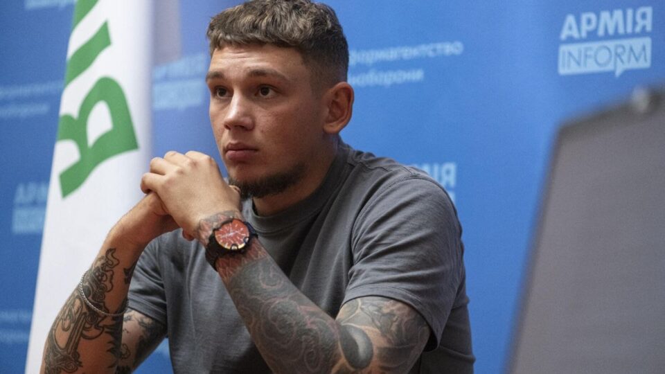 «У камері ми стояли 11 місяців, сідати не дозволяли»: захисник Маріуполя з «Азову» повернувся з полону після Оленівки і дев’яти етапів 
