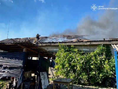 Поки гасили пожежу — потрапили під повторний удар: на Дніпропетровщині поранено трьох рятувальників