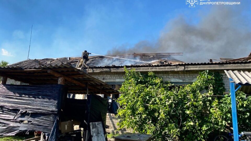 Поки гасили пожежу — потрапили під повторний удар: на Дніпропетровщині поранено трьох рятувальників 