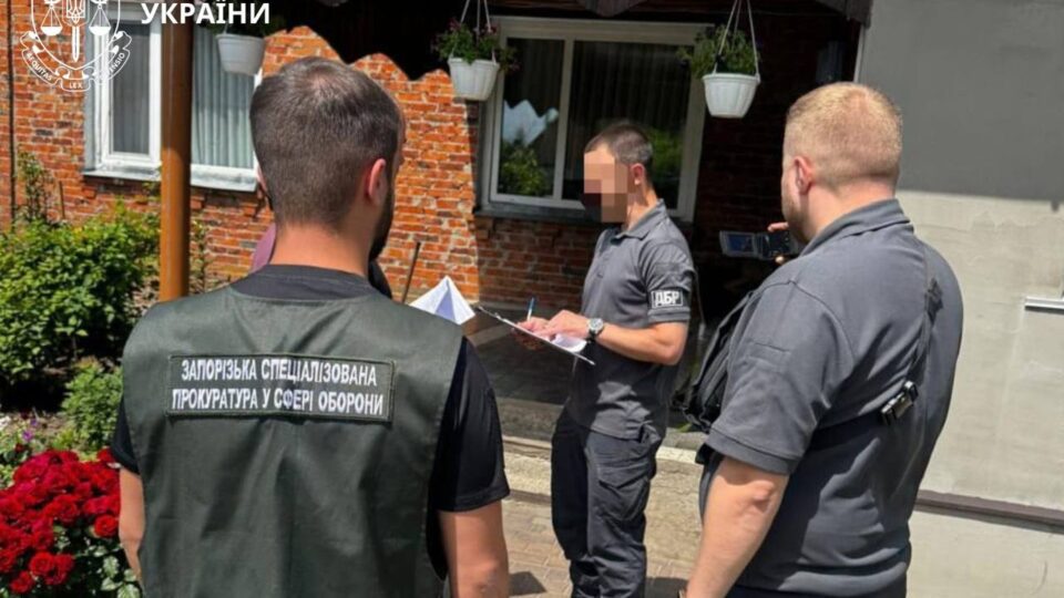 Три роки без служби, але з бойовими виплатами: ДБР викрило схему на 1,3 млн грн 